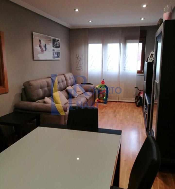 VENTA PISO SEMINUEVO. ALGUNOS MUEBLES