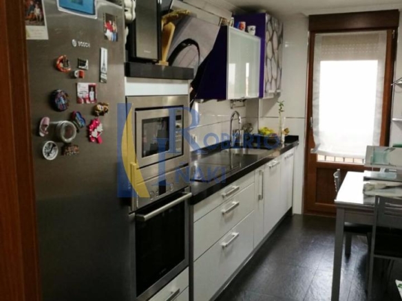 VENTA PISO SEMINUEVO. ALGUNOS MUEBLES