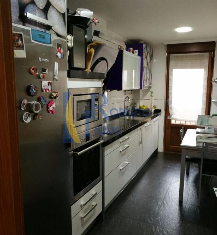 VENTA PISO SEMINUEVO. ALGUNOS MUEBLES
