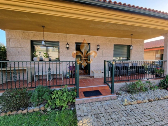 Venta de chalet y Centro de día en O Porriño