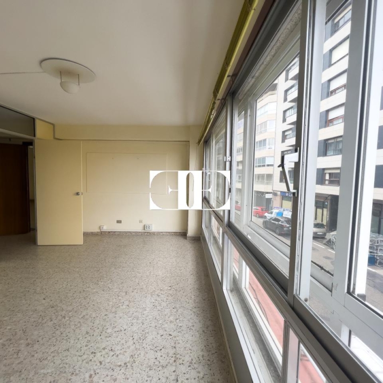Local comercial en Vigo: Ideal para Oficinas con Garaje Espacioso