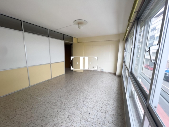 Local comercial en Vigo: Ideal para Oficinas con Garaje Espacioso