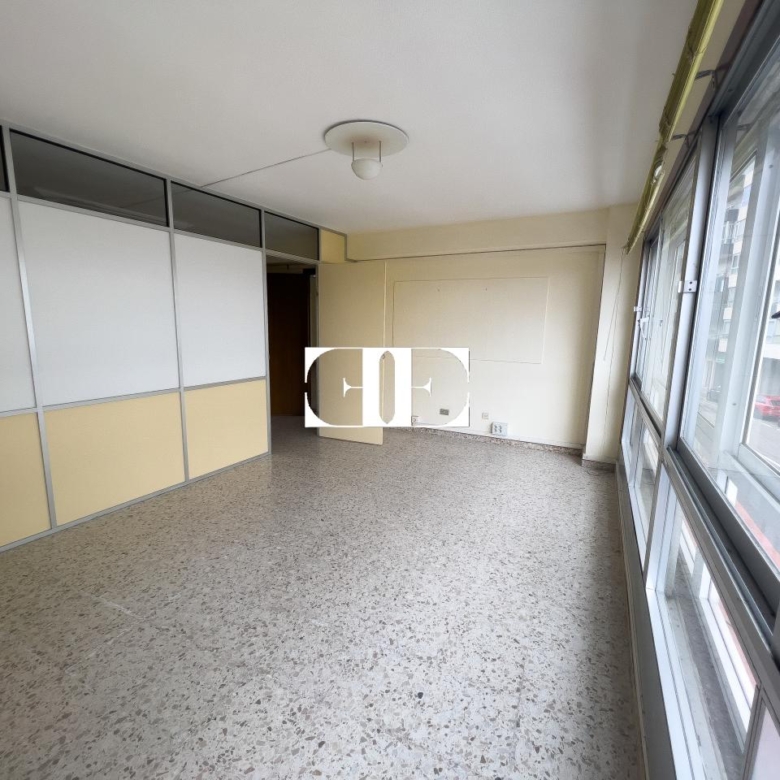 Local comercial en Vigo: Ideal para Oficinas con Garaje Espacioso