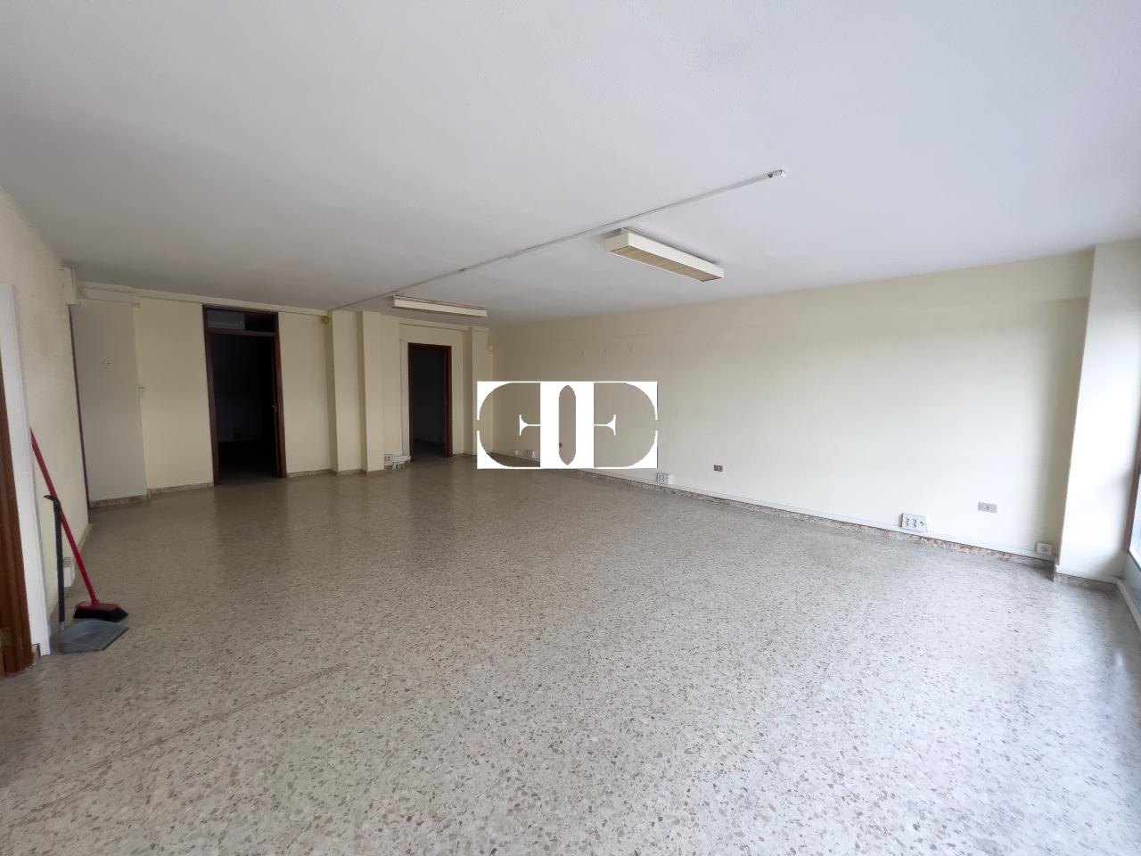 168728916475300023856_168664128921 Local comercial en Vigo: Ideal para Oficinas con Garaje Espacioso