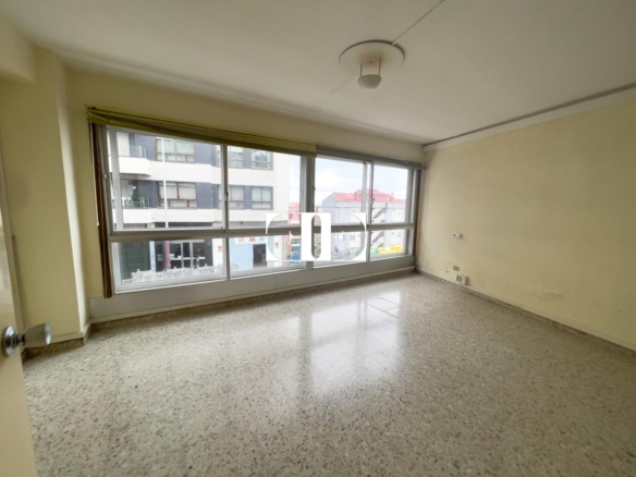 Local comercial en Vigo: Ideal para Oficinas con Garaje Espacioso