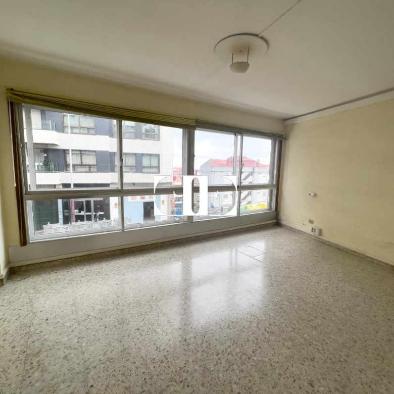 Local comercial en Vigo: Ideal para Oficinas con Garaje Espacioso