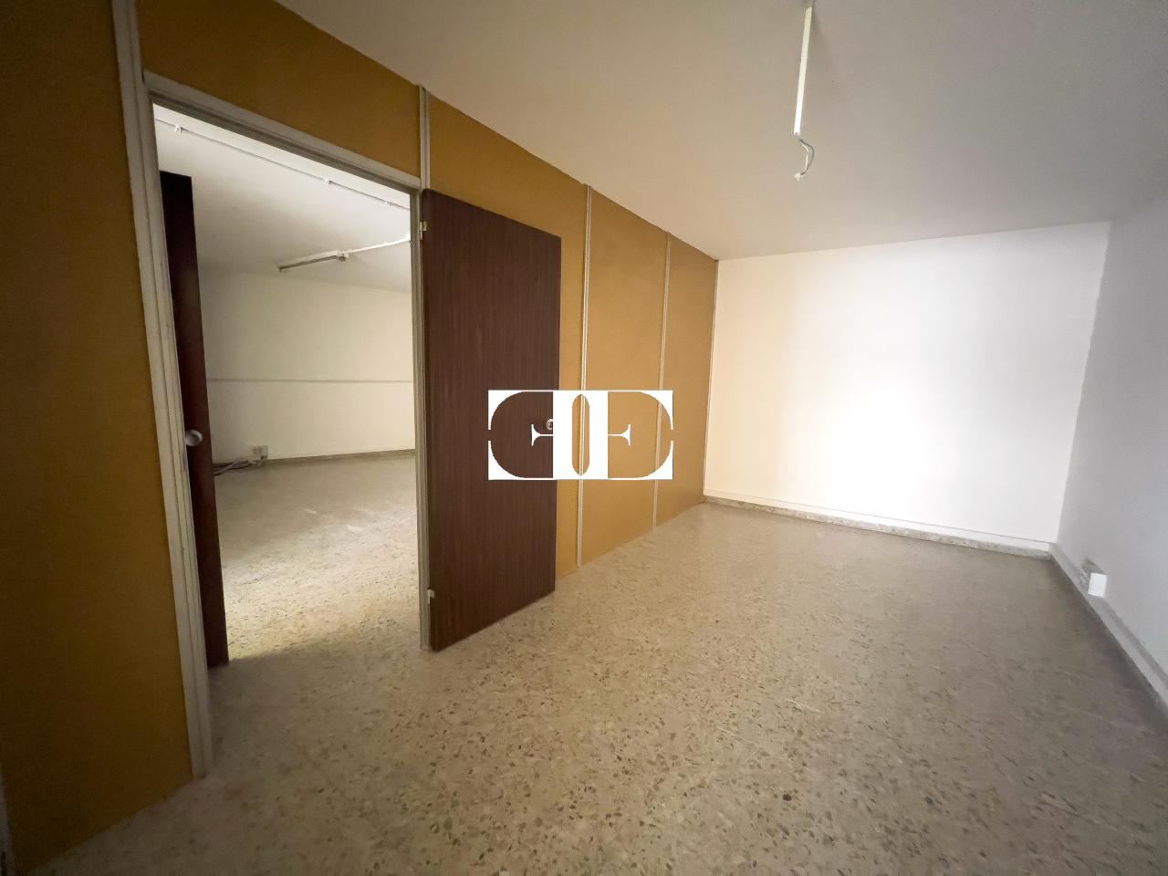168728916685900023856_168664127980 Local comercial en Vigo: Ideal para Oficinas con Garaje Espacioso