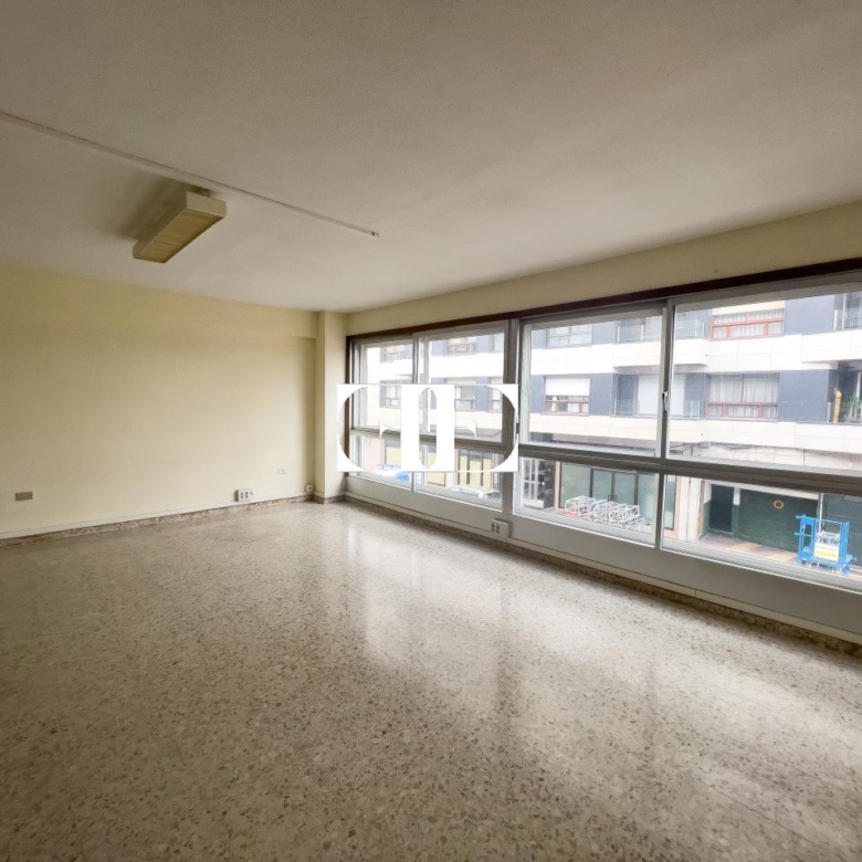 Local comercial en Vigo: Ideal para Oficinas con Garaje Espacioso