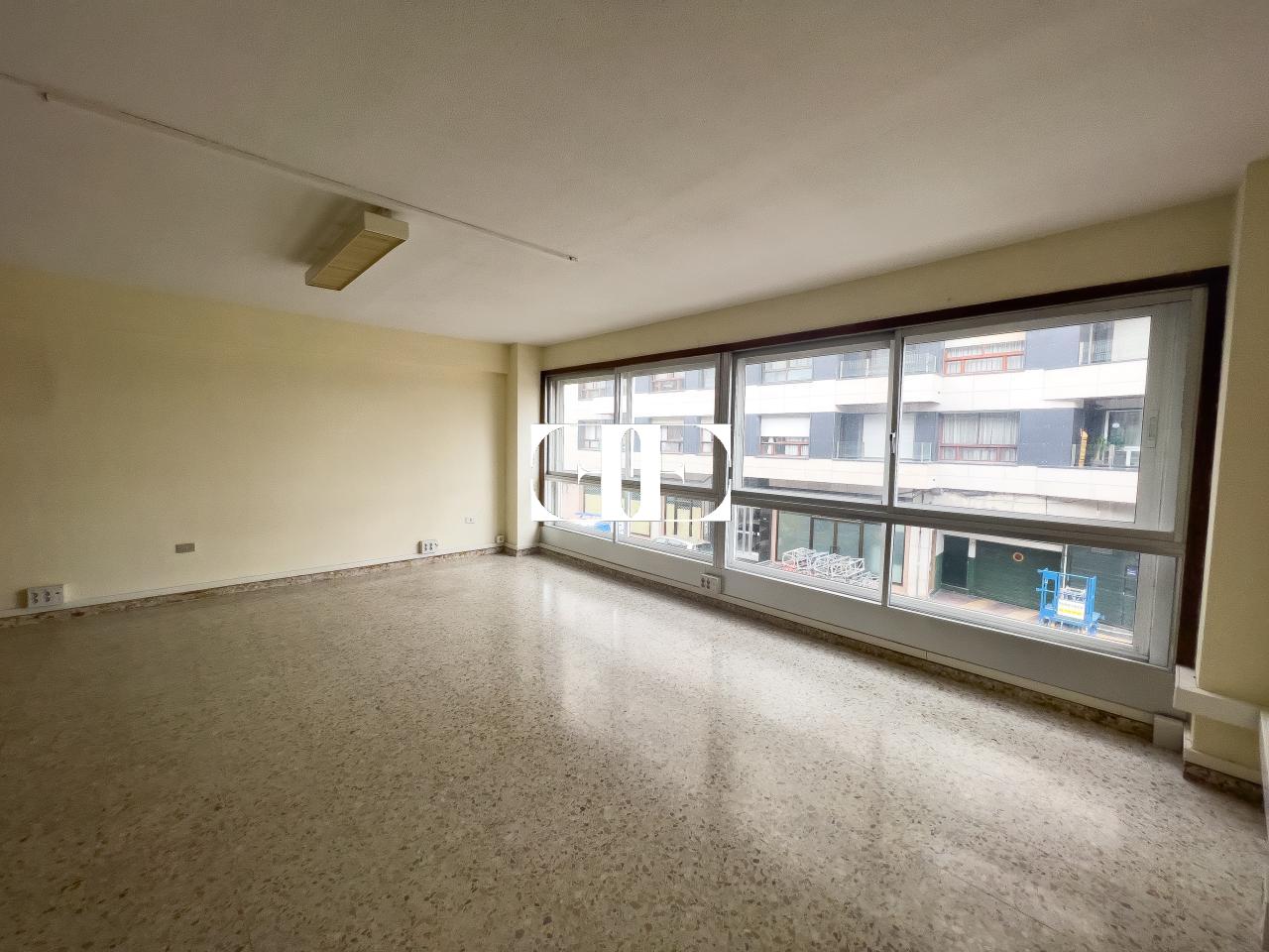 168728916692000023856_168664129025 Local comercial en Vigo: Ideal para Oficinas con Garaje Espacioso