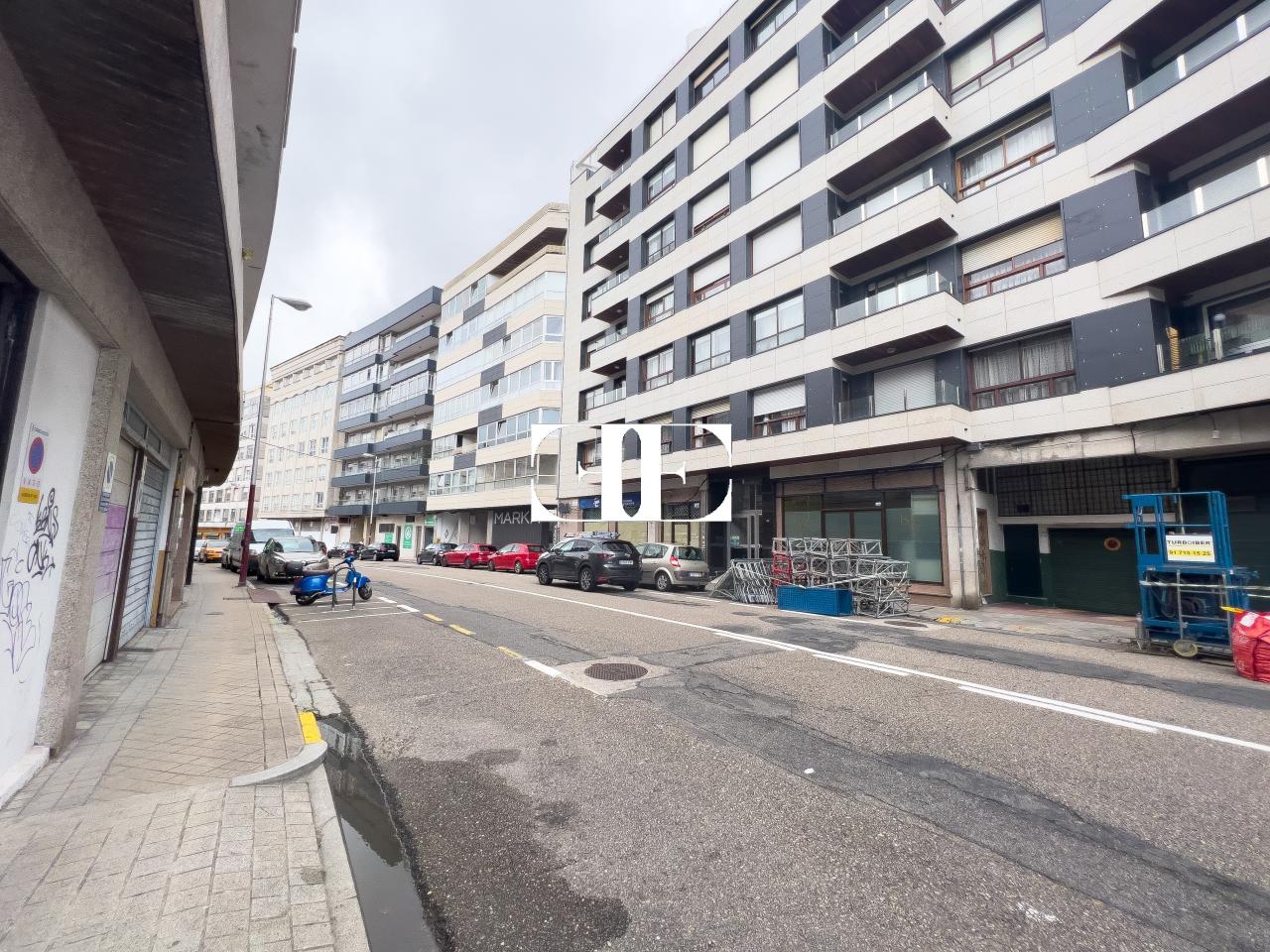 168728917002500023856_168664127205 Local comercial en Vigo: Ideal para Oficinas con Garaje Espacioso