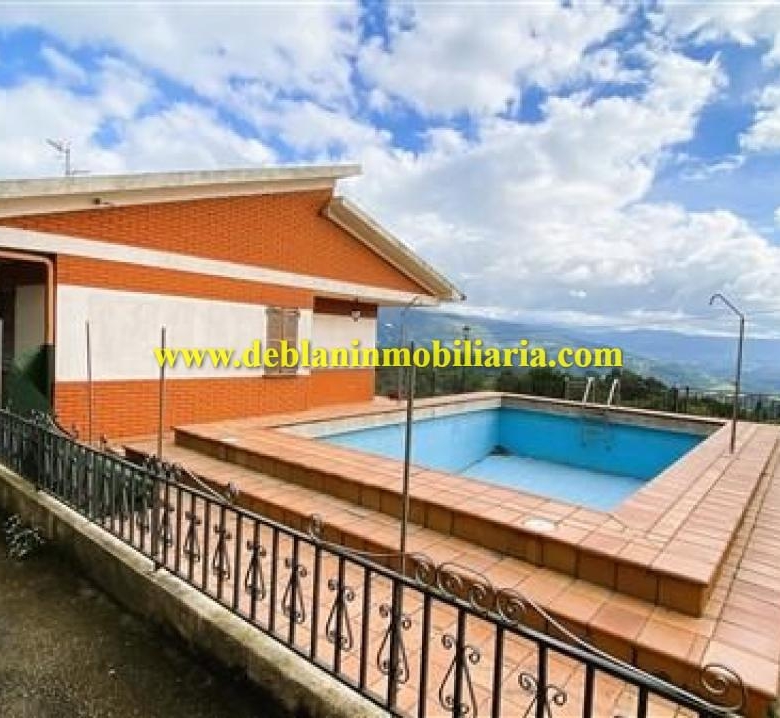 VIVIENDA UNIFAMILIAR 389 M2, CON PISCINA