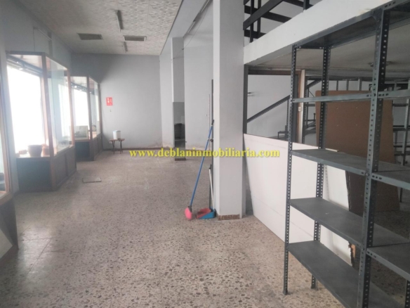 SE ALQUILA LOCAL COMERCIAL EN EL CENTRO DE TUI