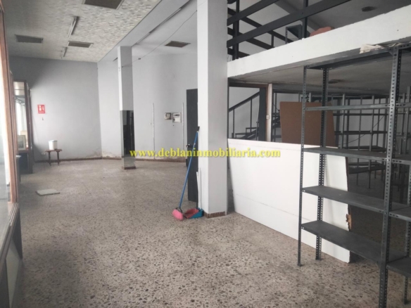 SE ALQUILA LOCAL COMERCIAL EN EL CENTRO DE TUI