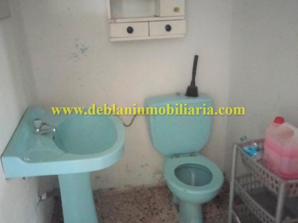 SE ALQUILA LOCAL COMERCIAL EN EL CENTRO DE TUI