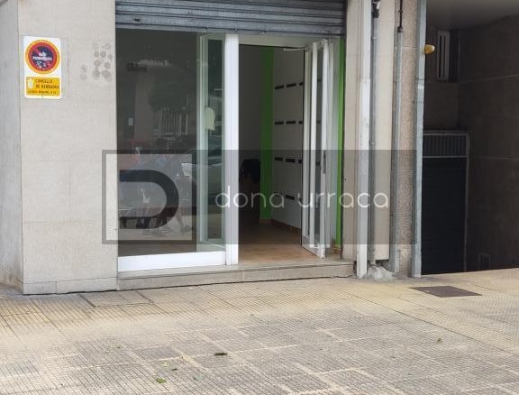 LOCAL COMERCIAL EN AV. CELANOVA,BARBADAS SOBRE CALLE PRINCIPAL
