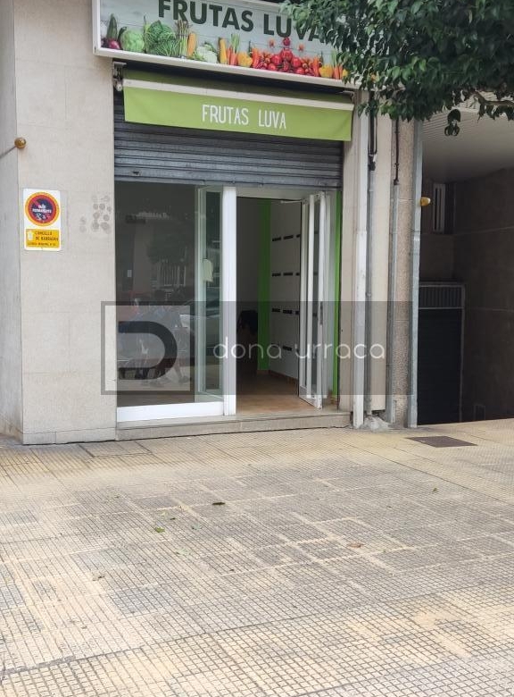 LOCAL COMERCIAL EN AV. CELANOVA,BARBADAS SOBRE CALLE PRINCIPAL