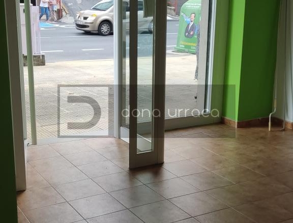 LOCAL COMERCIAL EN AV. CELANOVA,BARBADAS SOBRE CALLE PRINCIPAL