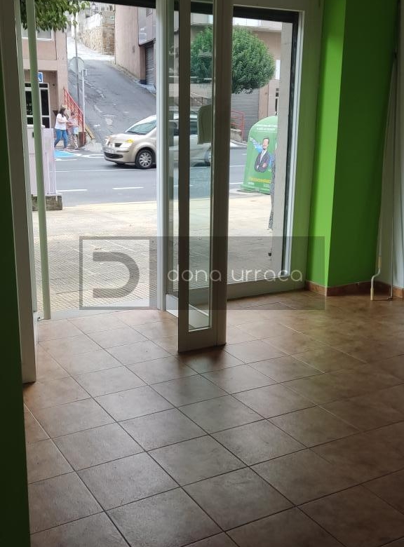 LOCAL COMERCIAL EN AV. CELANOVA,BARBADAS SOBRE CALLE PRINCIPAL