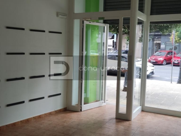 LOCAL COMERCIAL EN AV. CELANOVA,BARBADAS SOBRE CALLE PRINCIPAL