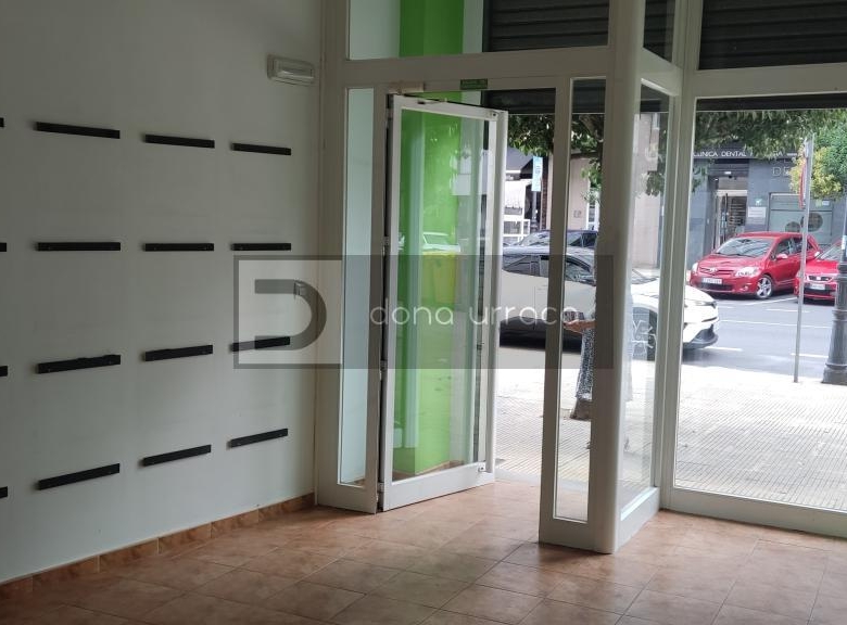 LOCAL COMERCIAL EN AV. CELANOVA,BARBADAS SOBRE CALLE PRINCIPAL