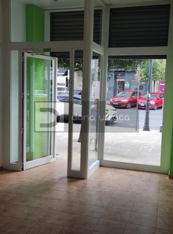 LOCAL COMERCIAL EN AV. CELANOVA,BARBADAS SOBRE CALLE PRINCIPAL