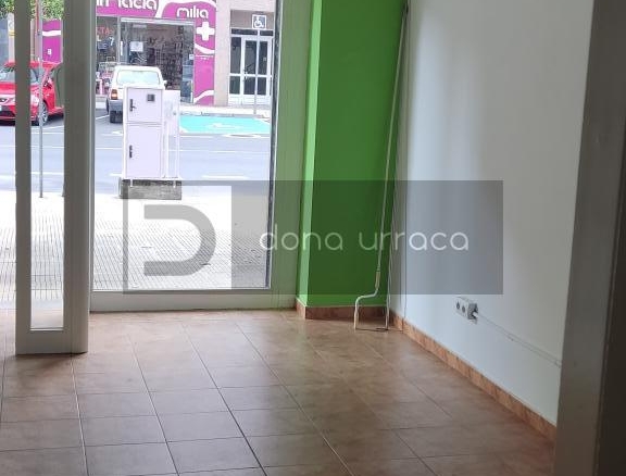 LOCAL COMERCIAL EN AV. CELANOVA,BARBADAS SOBRE CALLE PRINCIPAL