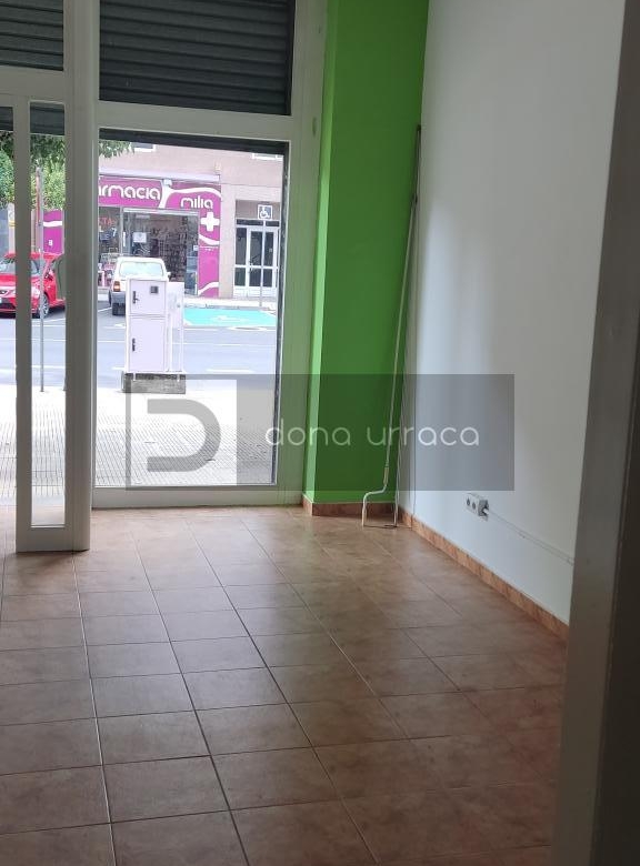 LOCAL COMERCIAL EN AV. CELANOVA,BARBADAS SOBRE CALLE PRINCIPAL