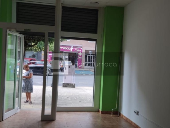 LOCAL COMERCIAL EN AV. CELANOVA,BARBADAS SOBRE CALLE PRINCIPAL