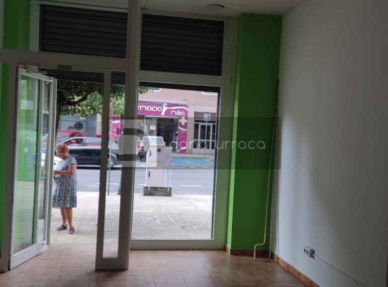 LOCAL COMERCIAL EN AV. CELANOVA,BARBADAS SOBRE CALLE PRINCIPAL
