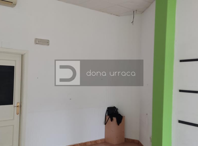 LOCAL COMERCIAL EN AV. CELANOVA,BARBADAS SOBRE CALLE PRINCIPAL