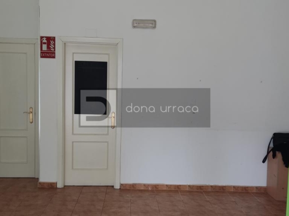 LOCAL COMERCIAL EN AV. CELANOVA,BARBADAS SOBRE CALLE PRINCIPAL