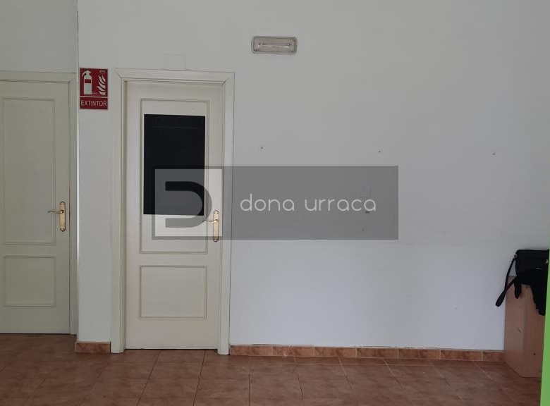 LOCAL COMERCIAL EN AV. CELANOVA,BARBADAS SOBRE CALLE PRINCIPAL