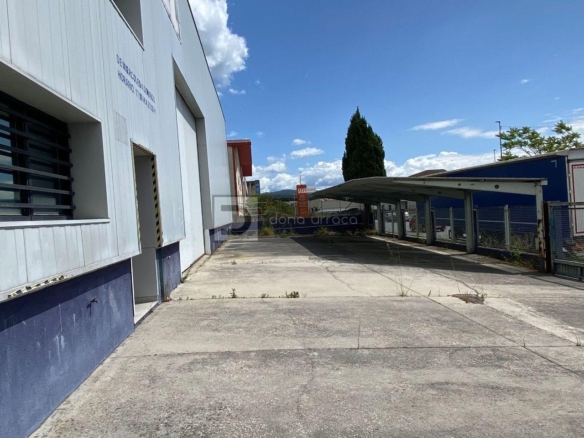 GRAN NAVE EN EL POLIGONO SAN CIPRIAN DAS VIÑAS
