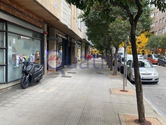 Venta o alquiler gran local comercial al lado del Jardín de San Francisco
