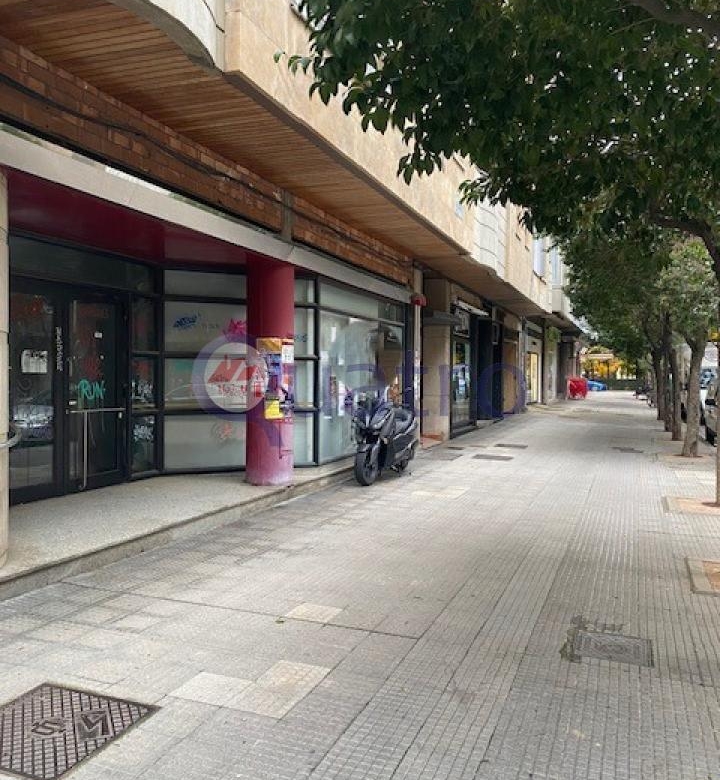 Venta o alquiler gran local comercial al lado del Jardín de San Francisco