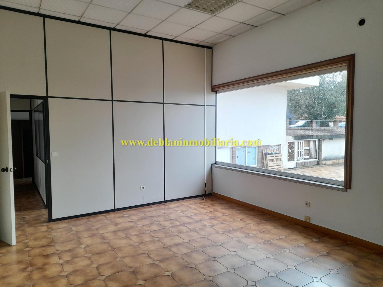 170429515527300024833_170429474771 LOCAL DE 122 M2 EN EL CENTRO DE TUI