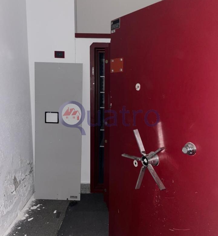 Venta o alquiler gran local comercial al lado del Jardín de San Francisco