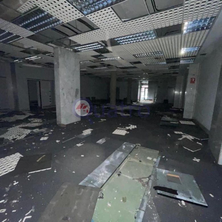 Venta o alquiler gran local comercial al lado del Jardín de San Francisco