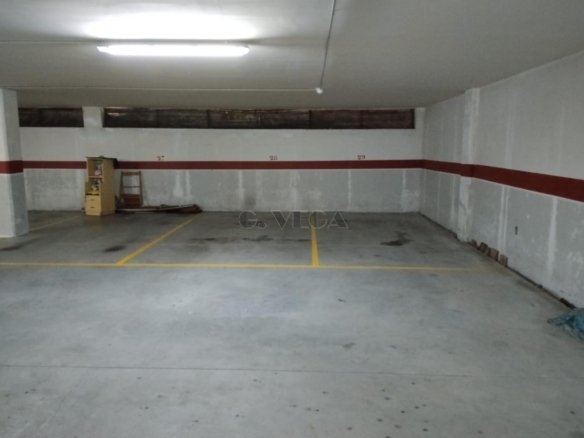 Amplias plazas de garaje en urbanización Castrelos.