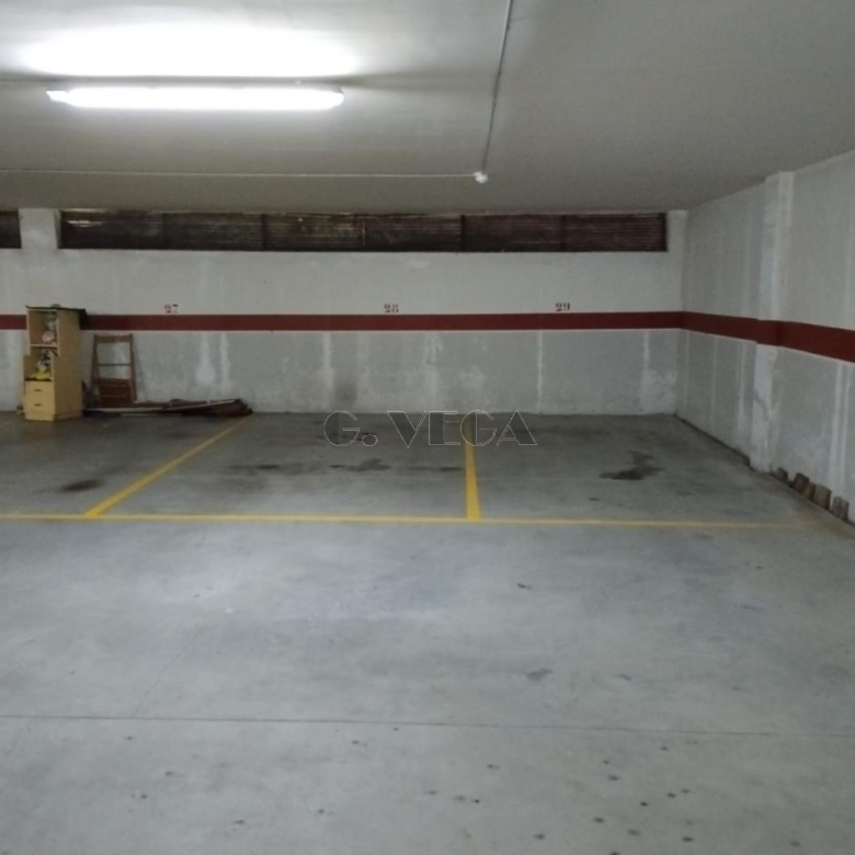 Amplias plazas de garaje en urbanización Castrelos.