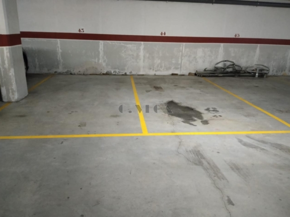 Amplias plazas de garaje en urbanización Castrelos.