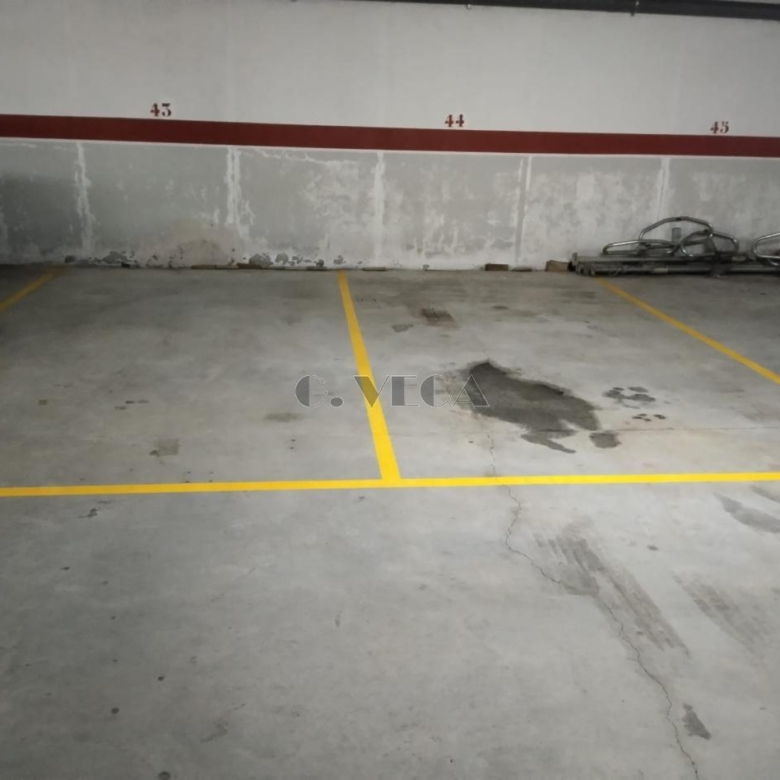 Amplias plazas de garaje en urbanización Castrelos.