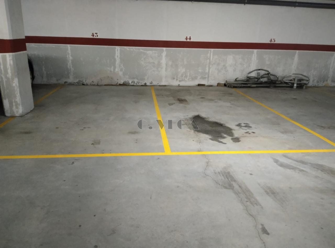 Amplias plazas de garaje en urbanización Castrelos.