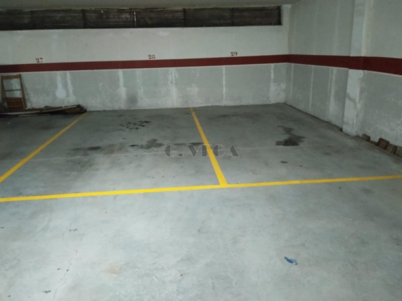 Amplias plazas de garaje en urbanización Castrelos.