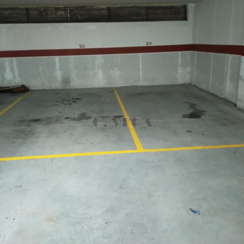 Amplias plazas de garaje en urbanización Castrelos.