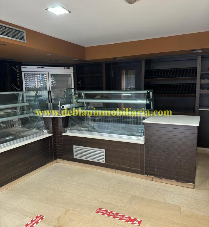 PASTELERIA EQUIPADA EN EL CENTRO DE TUI