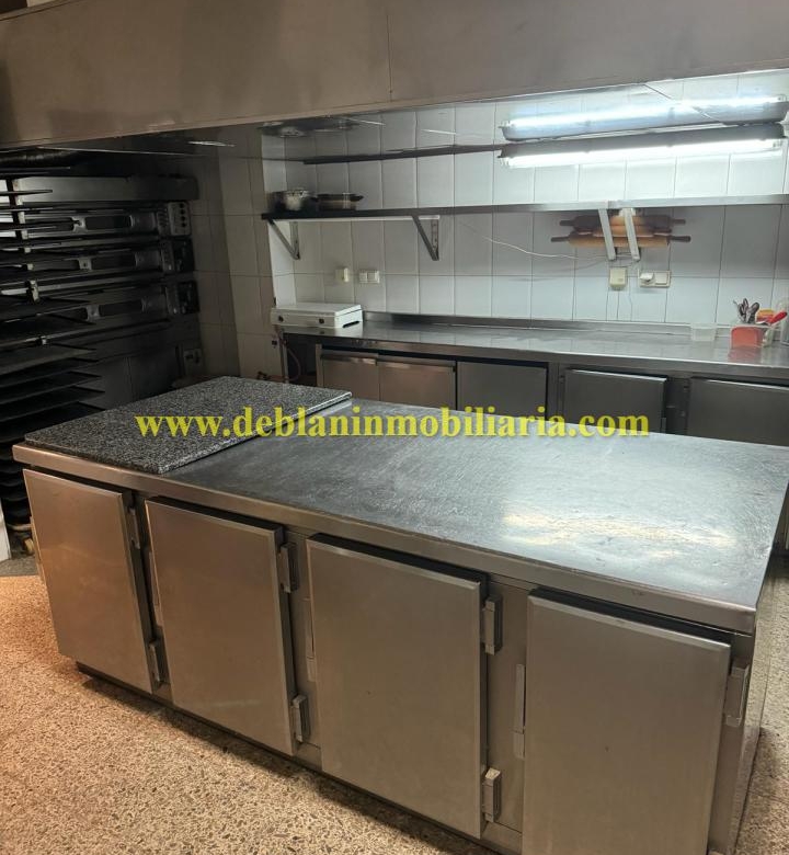 PASTELERIA EQUIPADA EN EL CENTRO DE TUI