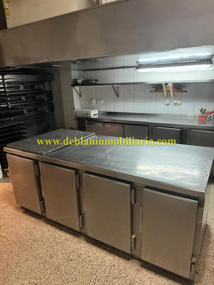 170965254752000025261_170965225521 PASTELERIA EQUIPADA EN EL CENTRO DE TUI