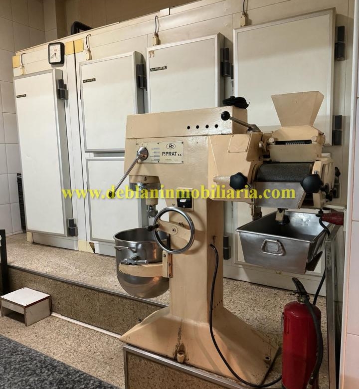 PASTELERIA EQUIPADA EN EL CENTRO DE TUI