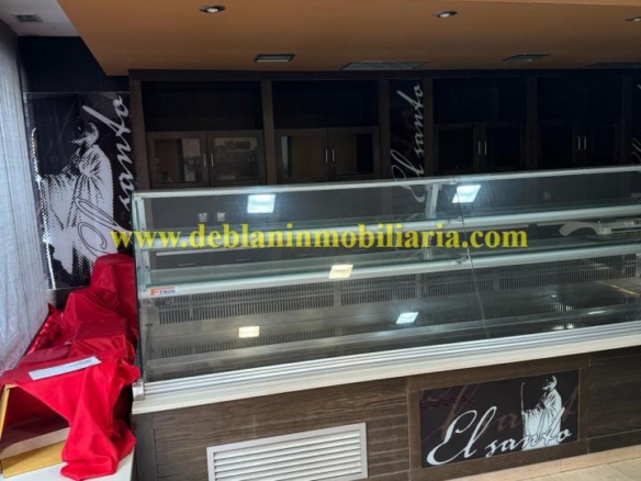 PASTELERIA EQUIPADA EN EL CENTRO DE TUI